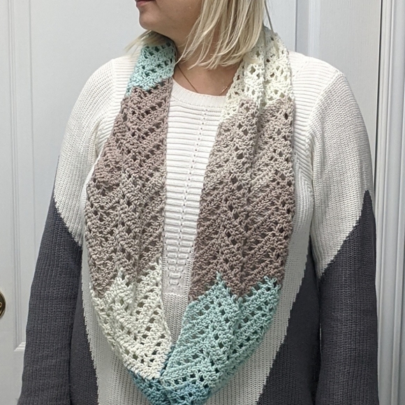 Women infinity loop acarf (handmade) - Picture 5 of 6